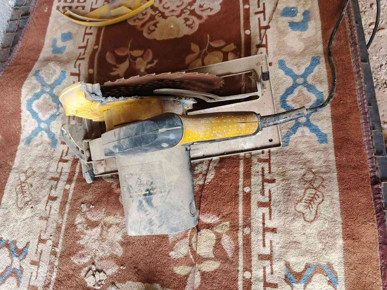 سلام عليكم عندي منشار  منضدي بيه كسر شغال بلور حراري شلع 40 هاتف ***********
