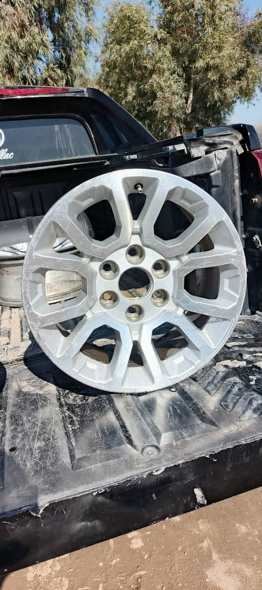 السلام عليكم للبيع تخم ويل كب جمسي حجم ١٨ موديل ١٨  اصلي ختم GM السعر 3 اوراق وبي مجال اتصل ‏‏‪‏***********
