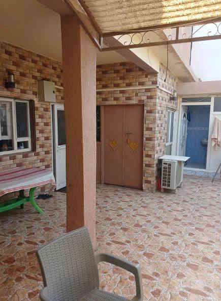 دار للبيع طابو صرف حي الخضراء
خلف مدرسه الجوادين
مساحه ٢٠٠م واجه ١٠م بناء نضيف
محتويات الدار 
كراج مع صحيات خارجي
استقبال مطبخ حار وبارد
هول كبير غرف نوم٢
مخزن مع صحيات داخلي وبيتونه
استفسار ***********
