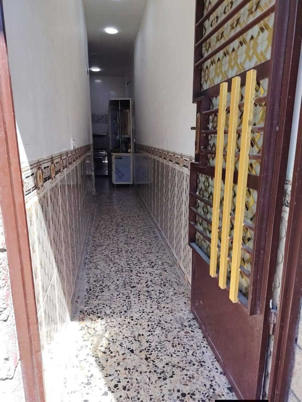 سلام عليكم اخوان بيت للبيع مساحه 125 متر قاطين بناء حديث سنه 2024 الطابق الاول يحتوي ع طارمه كبيره مدخلين استقبال وممر مطبخ وصاله ومنور وصحيات داخليه وخارجيه وغرفه نوم الطابق الثاني يحتوي ع غرفه نوم وحمام وصاله وسطح كبير عرض الشارع 10امتار البيت تجاوز مجمع فدك المشتل  مشمول بقرار تمليك وبيه قصاصه تمليك رقم الاتصال ***********
