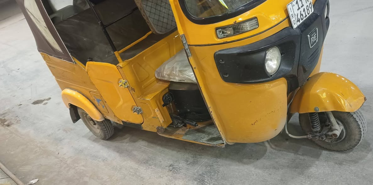 السلام عليكم من رخصة الادمن
تكتك للبيع موديل 21 شهر الرابع صفره بيها شخوط بسيطه بالصفحه اليمنه مثل ما مبين بالصور وما معمر بيها شي
مرقمه رقم انكليزي بغداد
محرك ناعم خير من الله 
السعر 7 ونص و بيها مجال للطيبين
هذا رقمي ***********
