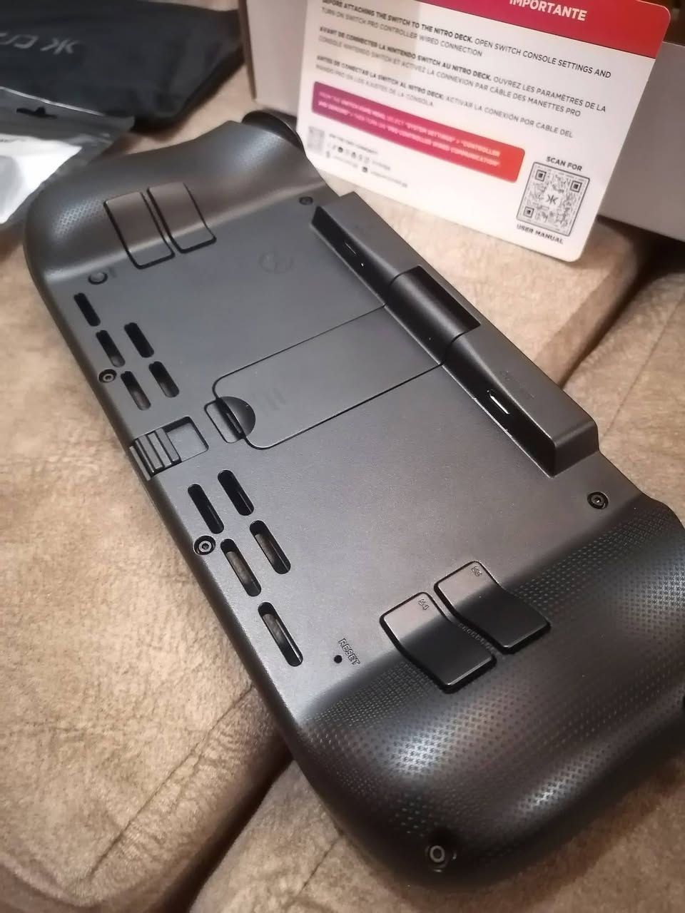هذا منتج اسمه Nitro Deck من شركة CRKD⁠�، وهو عبارة عن هيكل/يد تحكم احترافية لجهاز Nintendo Switch ونسخة OLED.
❤️🔱 Nitro Deck,

✨ للمعتمدين ✨ 

قطعه جديد بلكارتونه...

-----------------------------------------------

الإصدار: Clear Black Edition (شفاف أسود)

وظيفته: يحول السويتش إلى جهاز محمول أكثر راحة وتحكمًا

يدعم: Switch العادي وOLED

مميزات مكتوبة على العلبة:

Hall Effect Sticks مقاومة لمشكلة الانجراف (Stick Drift)

تصميم مريح لليد

Docked Mode

محول HDMI مرفق

ملاحظة: الجهاز نفسه غير مرفق (“Console not included”)

هذا النوع مشهور لأنه يعطي:

قبضة أفضل من Joy-Con الأصلية

أزرار وعصي تحكم أدق

راحة أكبر للألعاب الطويلة

إحساس قريب من يد تحكم احترافية

السعر 55 الف مع التوصيل ✨

للحجز والاستفسار على خاص

هذا منتج اسمه Nitro Deck من شركة CRKD⁠�، وهو عبارة عن هيكل/يد تحكم احترافية لجهاز Nintendo Switch ونسخة OLED.

هذا منتج اسمه Nitro Deck من شركة CRKD⁠�، وهو عبارة عن هيكل/يد تحكم احترافية لجهاز Nintendo Switch ونسخة OLED.


**إذا كنت صاحب هذا الإعلان وتريد حذفه لأي سبب، رجاءا أرسل رسالة إلى الدعم الفني**