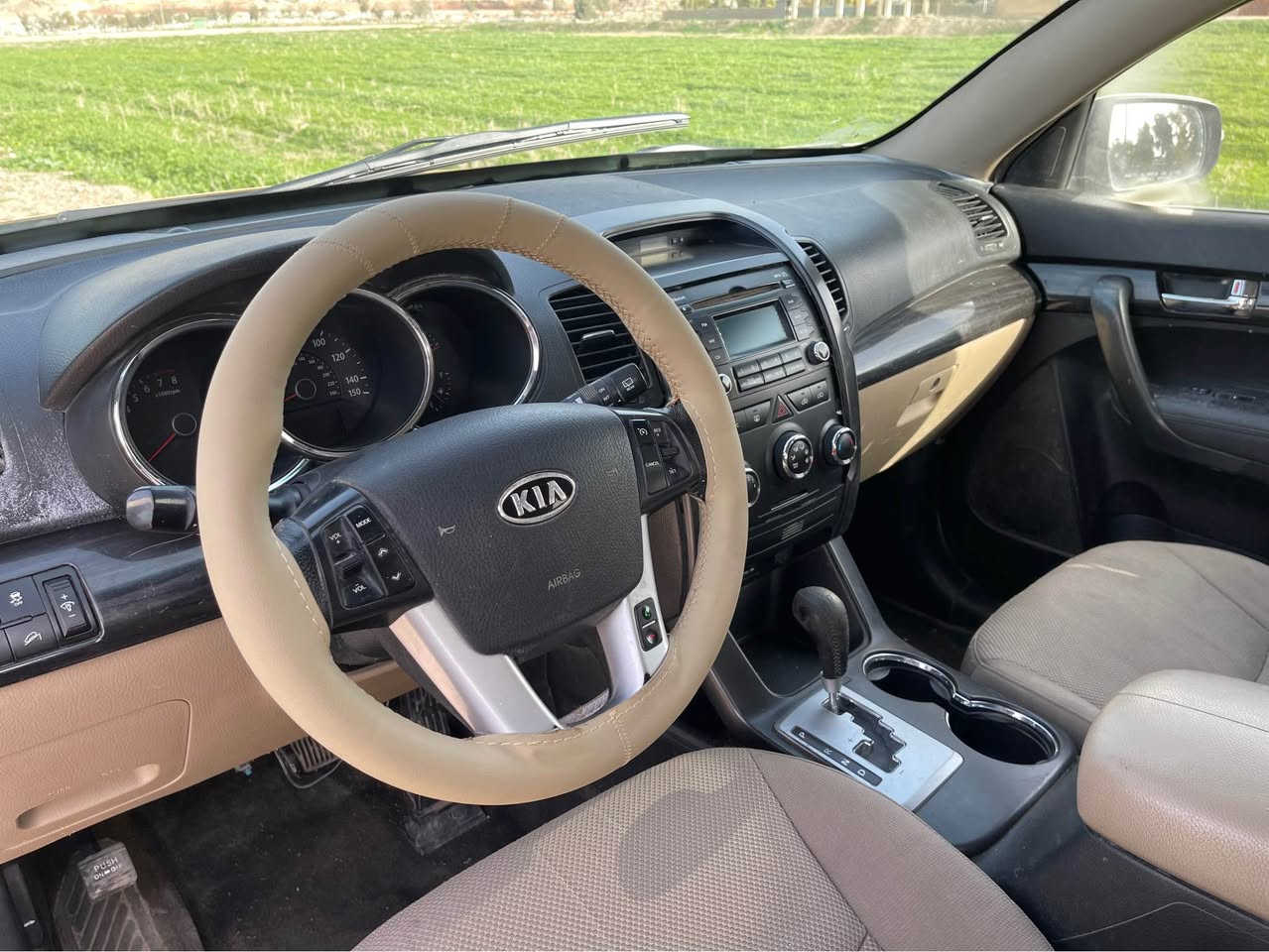 كياى سؤرينتؤ مؤديل ٢٠١٢ گيرو مةگينة بةشةره ت و تةقةو ره قة بةشةره ت و تةبريد ساردو گةرمة بةشةره ت و چوارتاى لوك لةژيريتى و ناوه زه رده و ئاوينة ئيشرات و سؤكان ڤؤليؤمة 
سةياره كة ساغ و بنزينة و سقفةى وه ك شووشة و لاشةى وه ك شووشة 
سعره ى ٥٧وه ره قة 
*********** كيفري, ديالى
