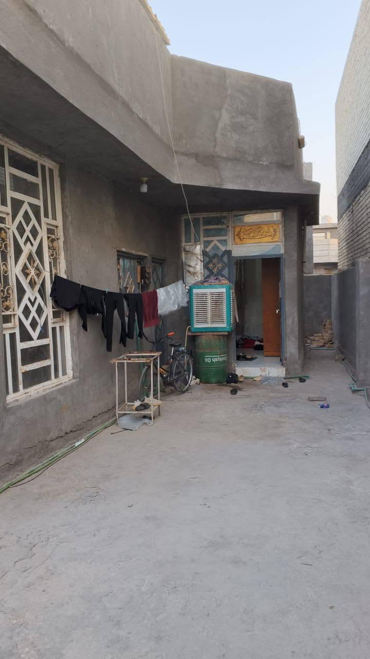 السلام عليكم
دار للبيع المساحه 240 م حي الاسره مقابيل اسواق بيت اسياب زراعي سند 25 
خامس بيت عن الشارع العام 
يحتوي على 3غرف نوم وصاله واستقبال وهول بناء ابلوك صب كونكريت 
السعر 85 وبي مجال 
لمعرفه تفاصيل اخرى اتصال على الرقم الموجود بالمنشور 
***********
