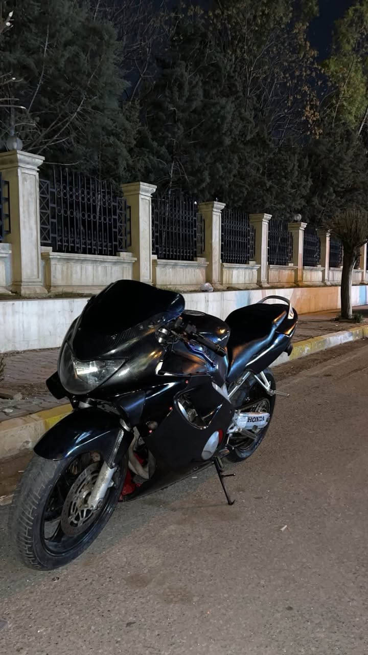 لۆ فرۆشتن ١٩ وەرەقەو مەجالەکی کەم 
مەکینە کەپس بەس سەری کرایتەوە 
کارەباییات مکینە کامل بە شەرت 
ئەوراقو منفیست و گومرگی کامل لەگەرە 
بەنجی پێشو پشتی نوێیە کەڤەر کامل بیلادی خاوێن 
لۆ حەزی خۆم کردیتمە کاربۆن .
موشتەری نی سەرمان مێشینە 
هەولێر 
*********** أربيل, العراق
