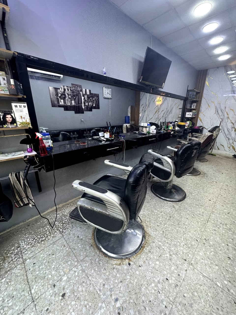 ✂️🔥 محل حلاقة للبيع – شغل جاهز ودخل مضمون 🔥✂️
فرصة ذهبية للي يريد يبدأ مشروعه فوراً بدون تعب وتجهيز 💈
محل حلاقة متكامل وشغال 100% ميّة بالميّة وزبائنه ثابتين.
💈 التفاصيل:
✅ 4 كراسي حلاقة بحالة ممتازة
✅ ديكور حديث ومرتب
✅ أدوات كاملة وجاهزة للعمل
✅ إنارة وتنظيم احترافي
✅ عدد زبائن يومي مستمر
✅ دخل يومي ممتاز
📍 الموقع: بغداد – الشعلة – شارع 60 – مدخل الدوانم
📞 للتواصل واتساب أو فيسبوك: ***********
🔹 سبب البيع: التفرغ لأعمال أخرى
🔹 السعر مناسب وقابل للنقاش للجادين فقط
اللي يدور مشروع جاهز ويبدأ يربح من أول يوم، هاي فرصته 💪🔥
