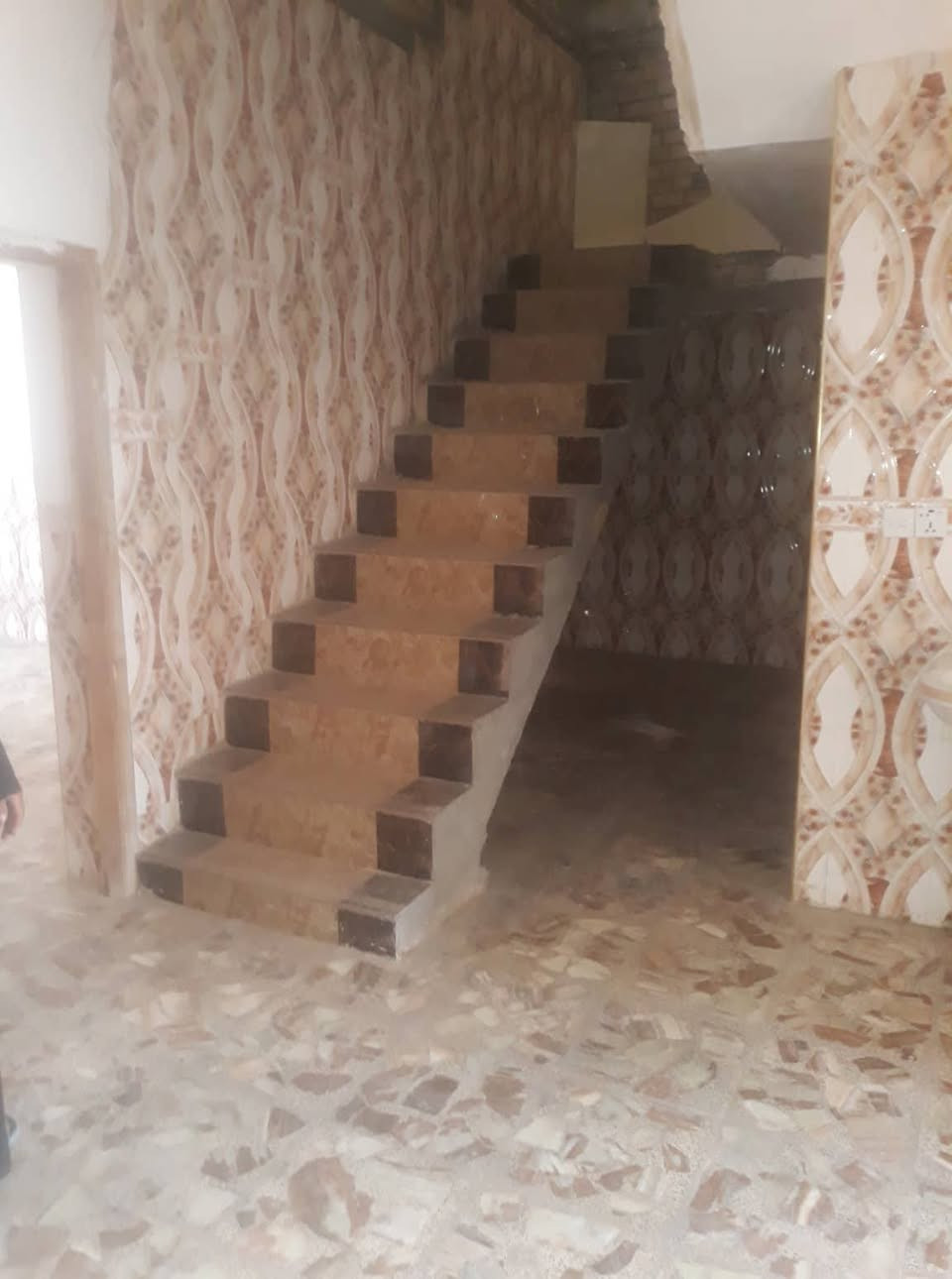 بيت للايجار في الورديه سيف سعد على شارع 30 مقابيل مدرسه نزهان الجبوري
يحتوي البيت على غرفتين نوم مع هول كبير واستقبال 7 متر ومطبخ كبير 5 متر 
للاستفسار على خاص وواتساب ***********
