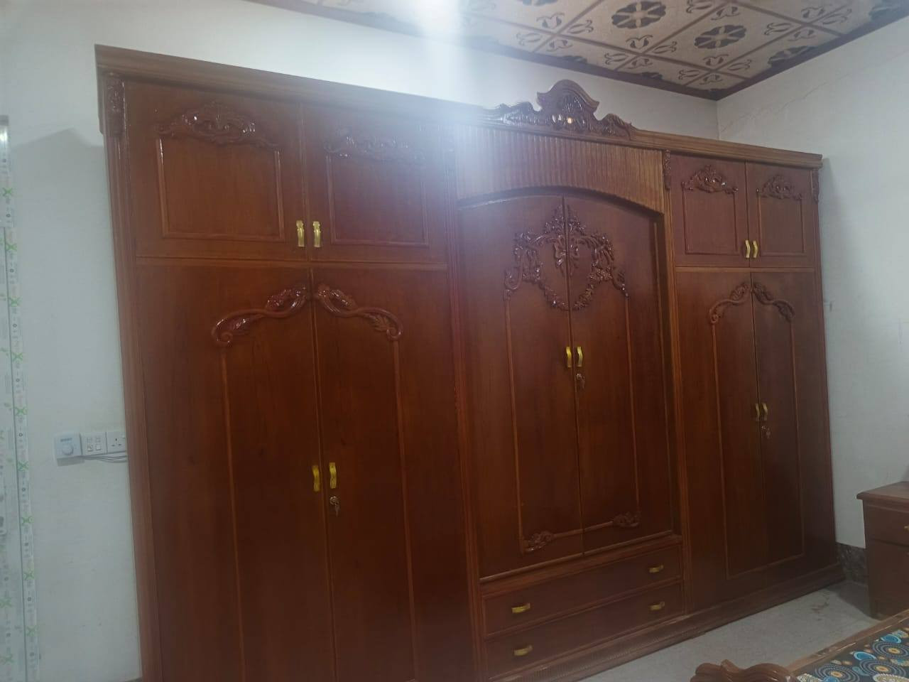 غرفة اخشاب للبيع فقط المرايا مال التاج مكسوره للاستفسار واتساب ***********
