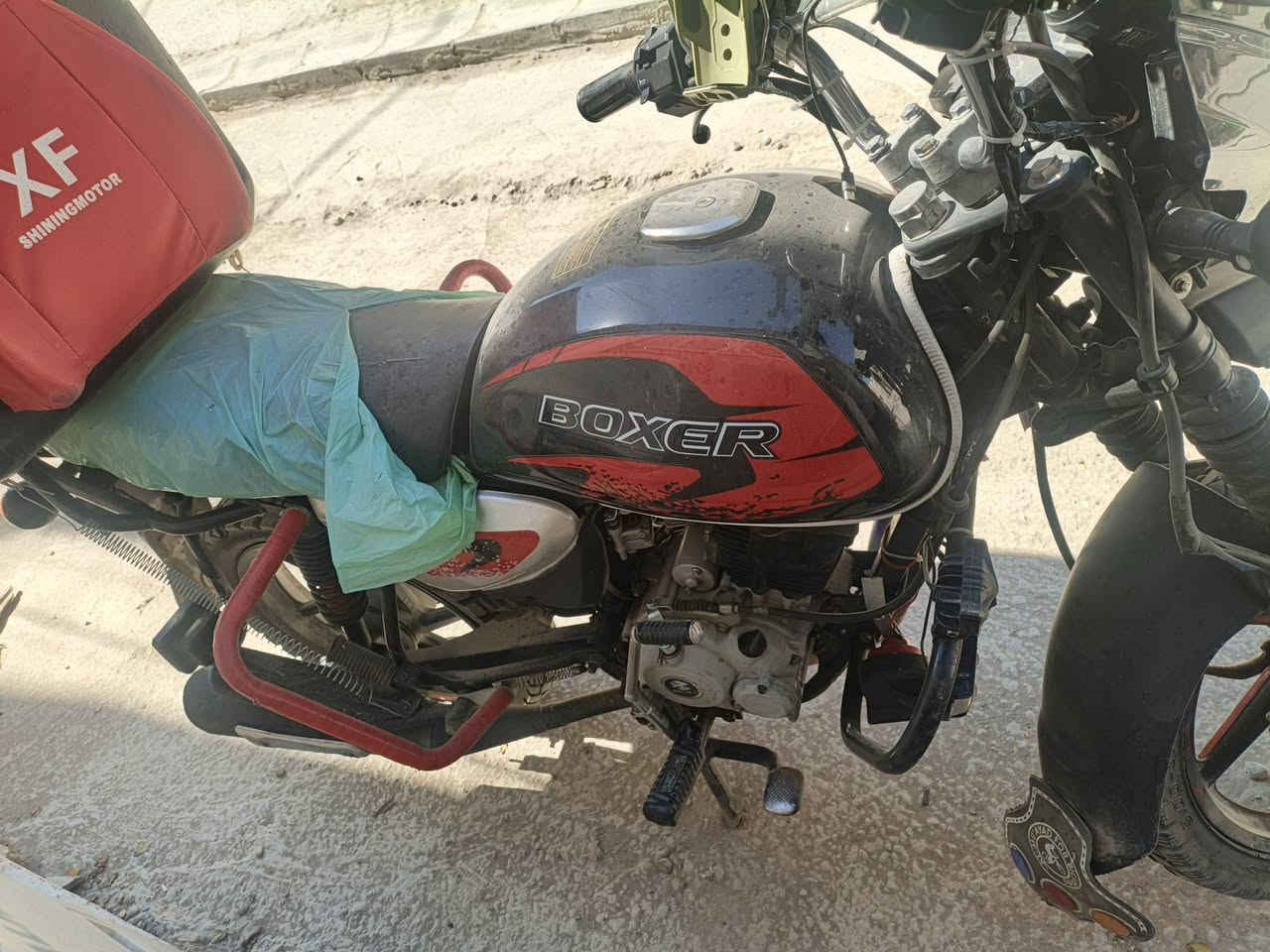 السلام عليكم

للبيع بوكسر للبيع موديل 23 
اوراق وليس مرقمة اوراق اوراق (( نقص ورقة وحدة فقط )) 
مطابقة وية رقم الشاصي 

بيهة نواقص قليلة (( قبغ زنجيل + تفيلس )) فقط هذني نواقصهة امانة الله ورسولة 

مكاني الدورة 
رايدها بمليون وربع وبيهة مجال حك الجية 
اسف على الاطالة 

للتواصل *********** فقط واتساب متواجد
