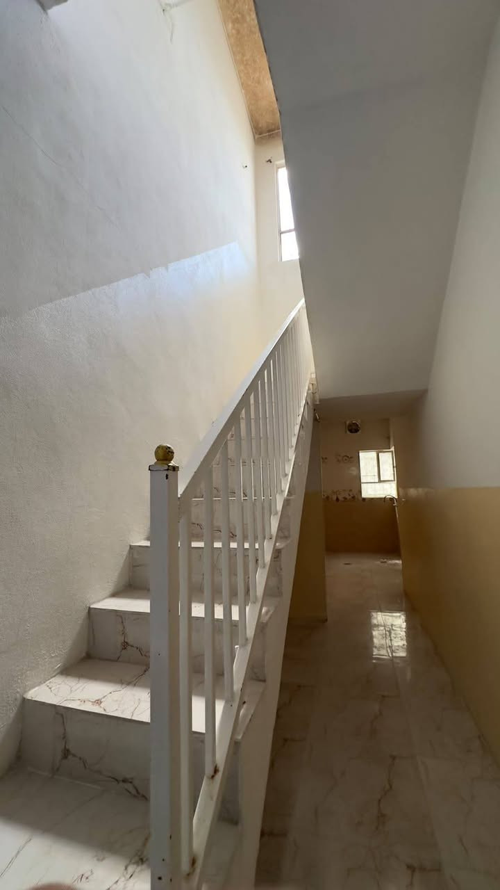 السلام عليكم بيت يجار حي السماح الاساتذه غرفه هول مطبخ صحيات وستقبال بناء 🏢 حديث فول فول موقع مميزه مساحه 100 طابق واحده قريب على الشارع العام قريب على المستوصف والمدارسه التواصل مع مكتب صفوان السنجاري سقق الخظراء او على الارقام التالي ***********اسيا ***********
