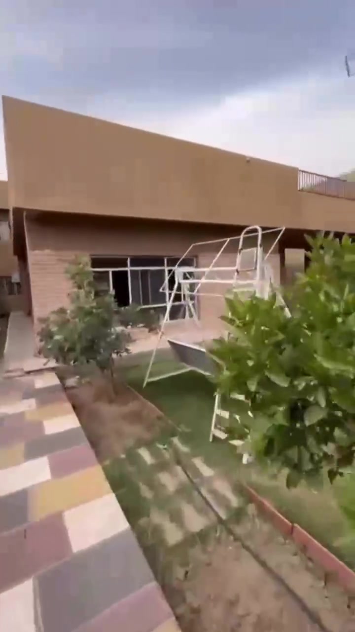 🔥 تحية طيبة 

🏡 دار للإيجار – قرب ساحة اللقاء

📍 موقع مميز وهادئ، مناسب للسكن أو مختلف الأنشطة التجارية

📐 المساحة: 600م²
📏 الواجهة: 20م

✨ التفاصيل:
▪️ 3 غرف نوم
▪️ صالتان واسعتان
▪️ 3 حمامات
▪️ مطبخان
▪️ كراجان
▪️ حديقة كبيرة

🔹 البيت محدث بالكامل
🔹 كهربائيات جديدة وصبغ حديث
🔹 جاهز للاستلام والسكن مباشرة دون أي أعمال إضافية

🏢 مناسب لشركة، معرض، مكتب، أو سكن عائلي

💰 الإيجار: 35 ورقة شهرياً
📌 الدفع سنوي أو 6 اشهر 
🔎 رمز العقار: 399
📱 اتصال: ***********
💬 واتساب: ***********
✨نستقبل كافة العروض السكنية والتجارية✨
رابط قناة الواتساب 
https://whatsapp.com/channel/0029Vb7Uz8yDp2Q3t1cIWg30
#عقارات_المنصور_الأميرات_الداوودي_حي_المتنبي_المهندسين_حي_العربي_المالية_حي_دراغ_البيجية_العناب #للايجار #عقارات_اليرموك_المأمون_الداخلية_القضاة_الحمراء_السفارات_القادسية_الحارثية_حي_الجامعة_الخارجية_العدل #عقار #بيع_شراء_إيجار
