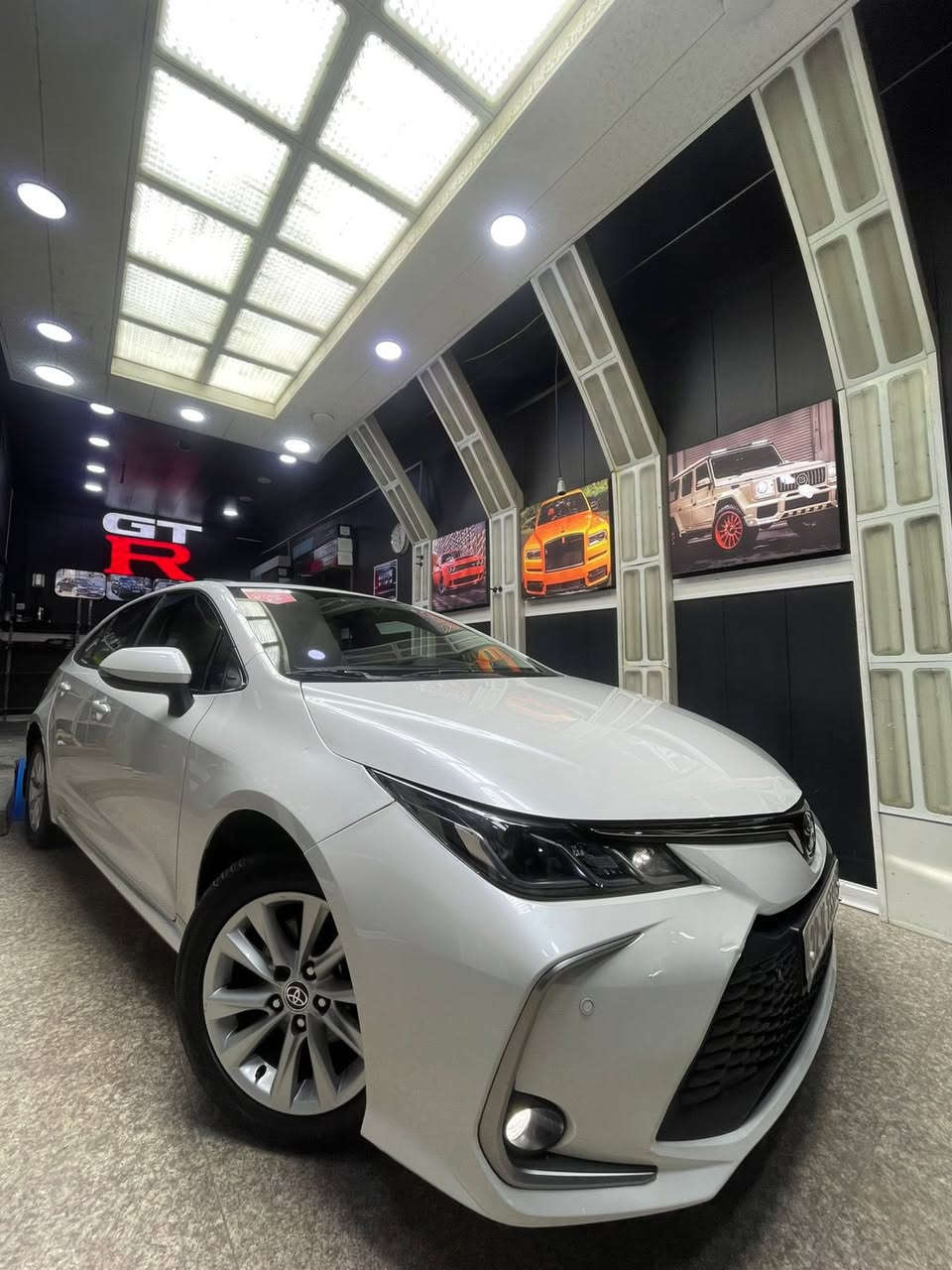 اقرأ التفاصيل بل كامل قبل متتصل
السلام عليكم 
تيوتا كورلا 2023 خليجي ضمان شركة SAS
   ماشيه : " 55 الف  "
           فول مواصفات ✅
بصمه تشغيل وابواب وصندوق 
قطعتين تبريد + فتحة سقف 
فول تحكم استرين + شاشه ديجتال 
حساسات اماميه خلفيه + نضام سبورت مري شفط
وباقي المواصفات المعروفه 
مكفوله من الصبغ والتبديل بيها فقط بارد ع كد شبرين بل بنيد 
سياره جديده متصرف عليها ربع  
    السعر : 174 وبيها مجال بسيط 
العنوان : بغداد حي القاهره خلف الجوازات 
الرقم للاستفسار: ‭٠٧٧١ ٢٩٧ ٨٩٠٤‬
