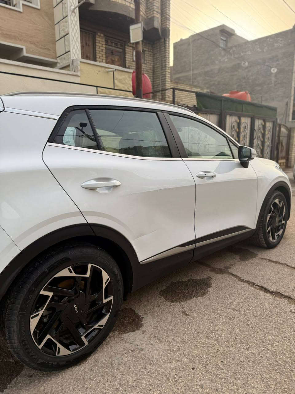 🚗 للبيع: كيا سبورتج 2023 – وارد خليجي
📍 مكان السيارة: بغداد – الكمالية 
📞 للتواصل: ***********

💰 السعر: 205 ورقة 
📊 المسافة المقطوعة: 82 كم
🛠️ المحرك: 4 سلندر 2000cc

⚙️ المواصفات:
• فول مواصفات عدا فتحة السقف
• بصمة تشغيل + تشغيل عن بعد
• مقاعد أمامية كهرباء مع تدفئة
• شحن تايب C بالكشنات + شحن وايرلس
• شاشة كبيرة
• كاميرا خلفية
• حساسات أمامية وخلفية
• تبريد قطعتين
• درايف مود – أوتو هولد – نظام منحدرات
• هاند بريك بصمة
• مرايا كهربائية
• شفتات ستيرن 
• عند بريك دكمه

⚠️ أضرار السيارة:
• صبغ بدايه الجاملغ الأمامي 
• بيه طخه في الباب الخلفي الايمن 
مثل ما موضحه

📌 تفاصيل إضافية:
• رقم/ اربيل 
• تحويل / وكالة
