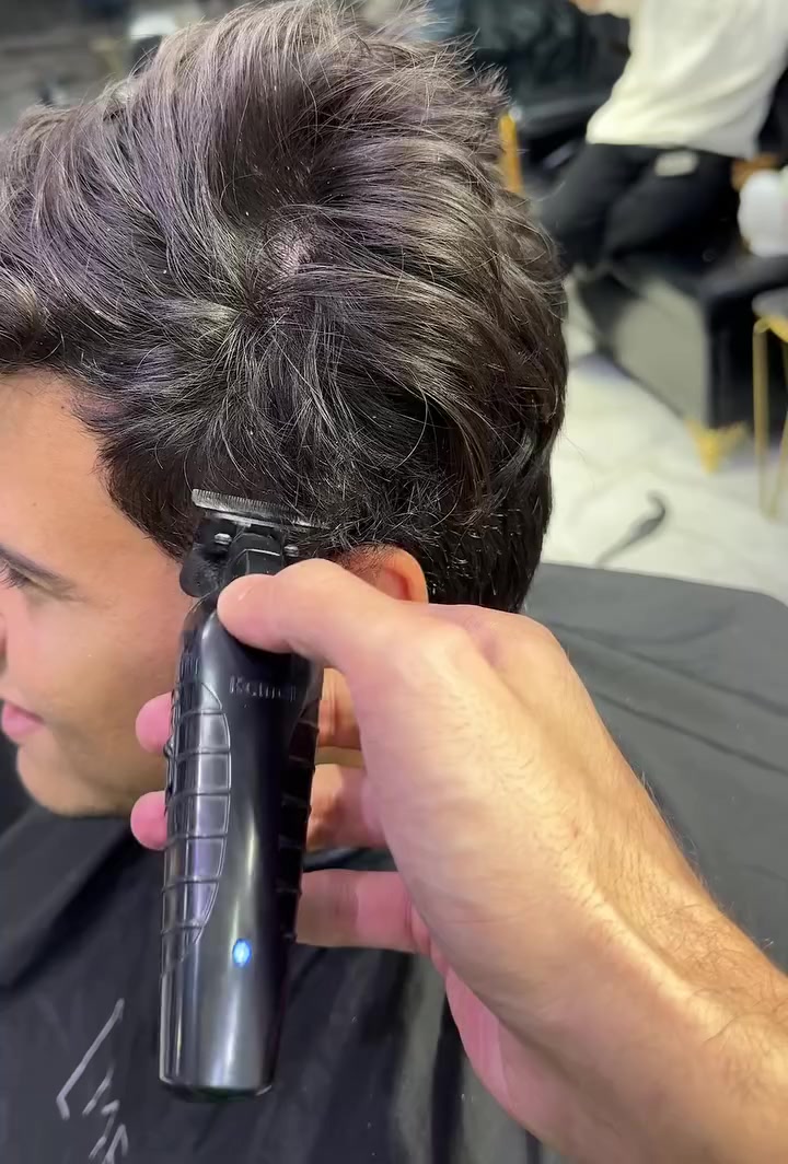 السلام عليكم زبائننا الكرام

أهلاً وسهلاً بيكم وتنورونا ل (حلاقة حيدر الأنيق)

بعد الاتصال برقم الحلاق تشرفونا قبل 3 أيام من يوم العيد لموعد الحلاقه بسبب الزخم

لعدم إحراج الحلاق وتأخير الزبون الكريم في ليلة العيد

مخرج بوابة B-مقابيل جسر المشاة

الرزق الدائم للجميع يارب

وكل عام وأنتم بألف خير

علي الحلاق ***********
