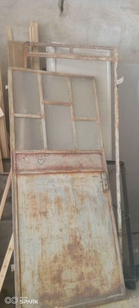 باب حديد • ٩٠×٢٢٠ • بحالة جيدة