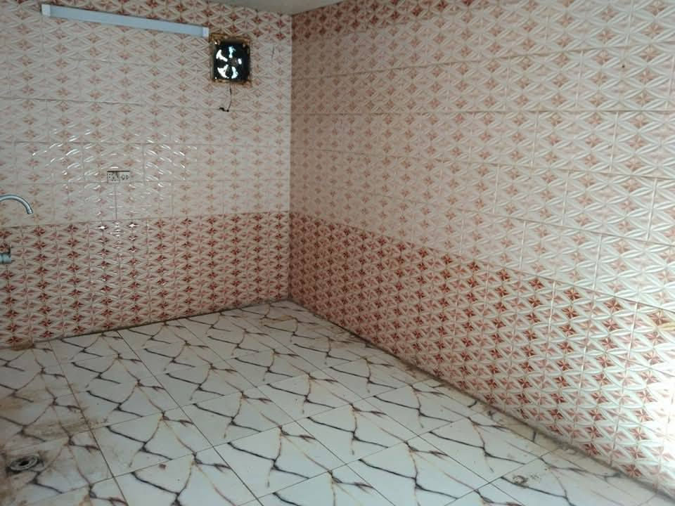 ♦️دار للبيع مساحته 240متر نظيف جدا♦️
يحتوي على غرفة نوم وهول ومطبخ وصحيات  وحديقة  ♦️وگراج مع قطعة مجاور الدار♦️ 
مبني من الطابوق فقط المطبخ بلوك
♦️السقف صب كونكريت♦️
الأرضية والجدران سيراميك 
السعر //32مليون وبي مجال 
العنوان//كوت حي الحكيم الاولى قرب الحولي
♦️ قريب من الشارع العام♦️
للاستفسار الاتصال على الارقام التالية:
***********
***********
***********
