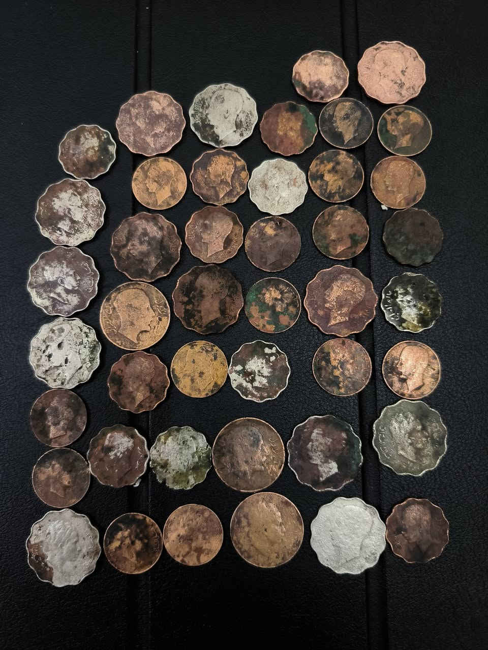 عملات عراقية ملكية متنوعة عددها ٤٤ عملة من بينها ٣ عملات فيصل الثاني (البيبي) الحالة مثل ما واضح بالصورة اكو بيهم يغطيها طبقة من الاوساخ بس الداخل نظيف واكو الداخل متضرر والضرر بعضها متوسط
مزاد يبدأ من ٤٠ الف وبدون سحب يعني اعلى واحد يدفع بيهن بالعافية عليه ينتهى المزاد غدا الثلاثاء الساعة ٩ مساء 
يتوفر توصيل


**إذا كنت صاحب هذا الإعلان وتريد حذفه لأي سبب، رجاءا أرسل رسالة إلى الدعم الفني**