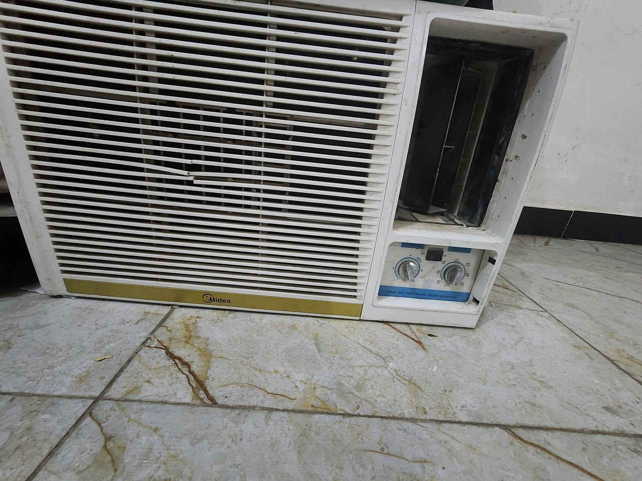 مكيف السعر ٢٥٠ شغال نضيف بي مجال بس تبريد
غساله ٦٠ الف 
كيزر صغير ٤٠ الف 
الدوره شارع ٦٠
***********
