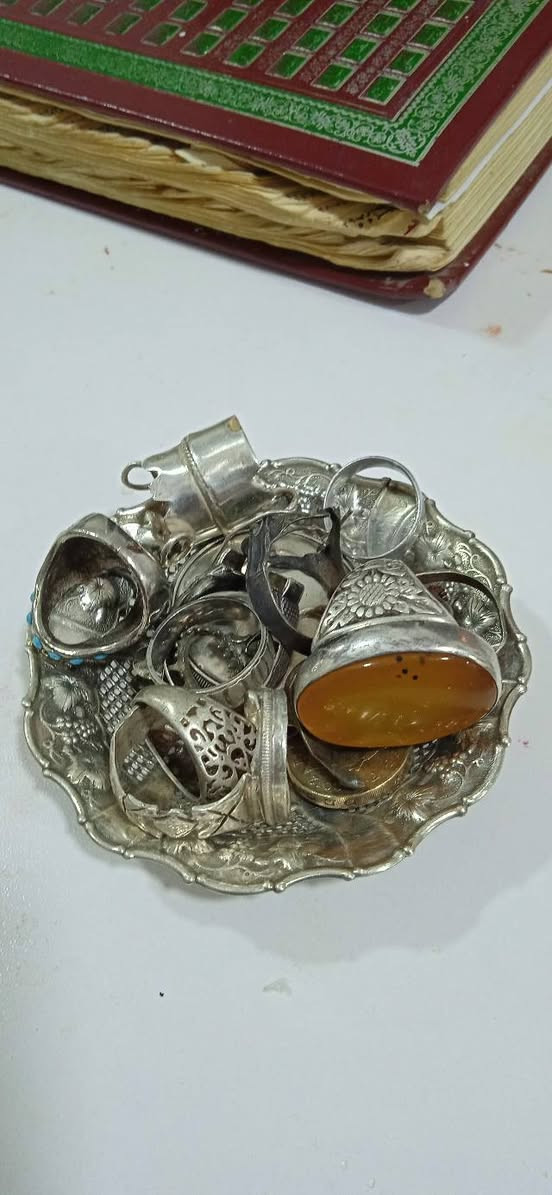 عندي هاي الفضه ما اعرف شكد وزنهه كل الفضه ٩٢٥ وبيه فضه ١٠٠٠ البصره ماعندي توصيل 
مشروط تاخذه من بيتي مو فضه ترجعه وتاخذ فلوس التكسي


**إذا كنت صاحب هذا الإعلان وتريد حذفه لأي سبب، رجاءا أرسل رسالة إلى الدعم الفني**