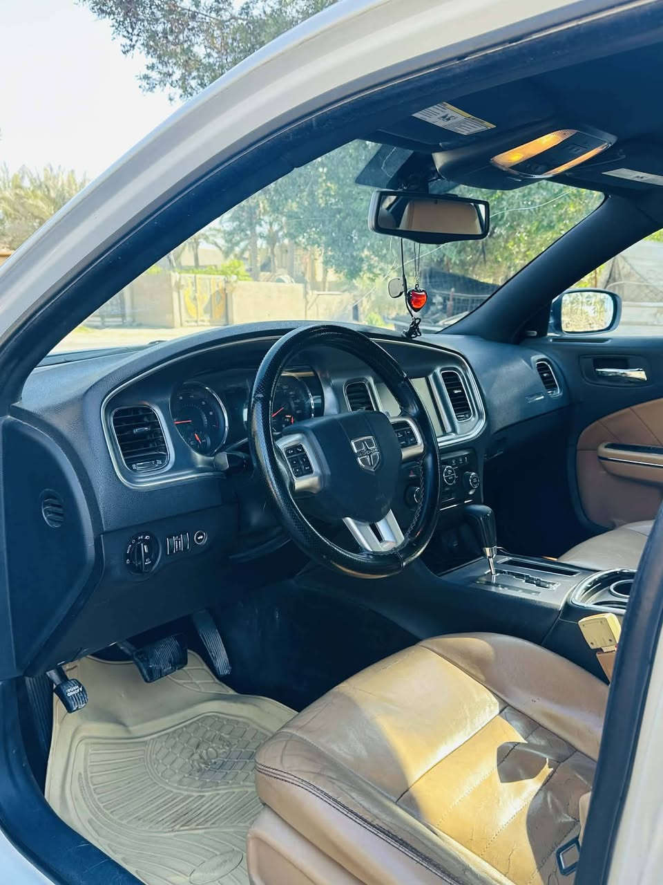 جارجر ١٣ ارتي مكينه ٥٧٠٠
فول عدا الفتحه رقم بغداد بااسمي تحويل ثاني يوم حادثها بيبان جهه السايق وبارد بل جاملغ الامامي بدون ايرباك
*********** 
السعر ١٤٥ وبيها مجال
