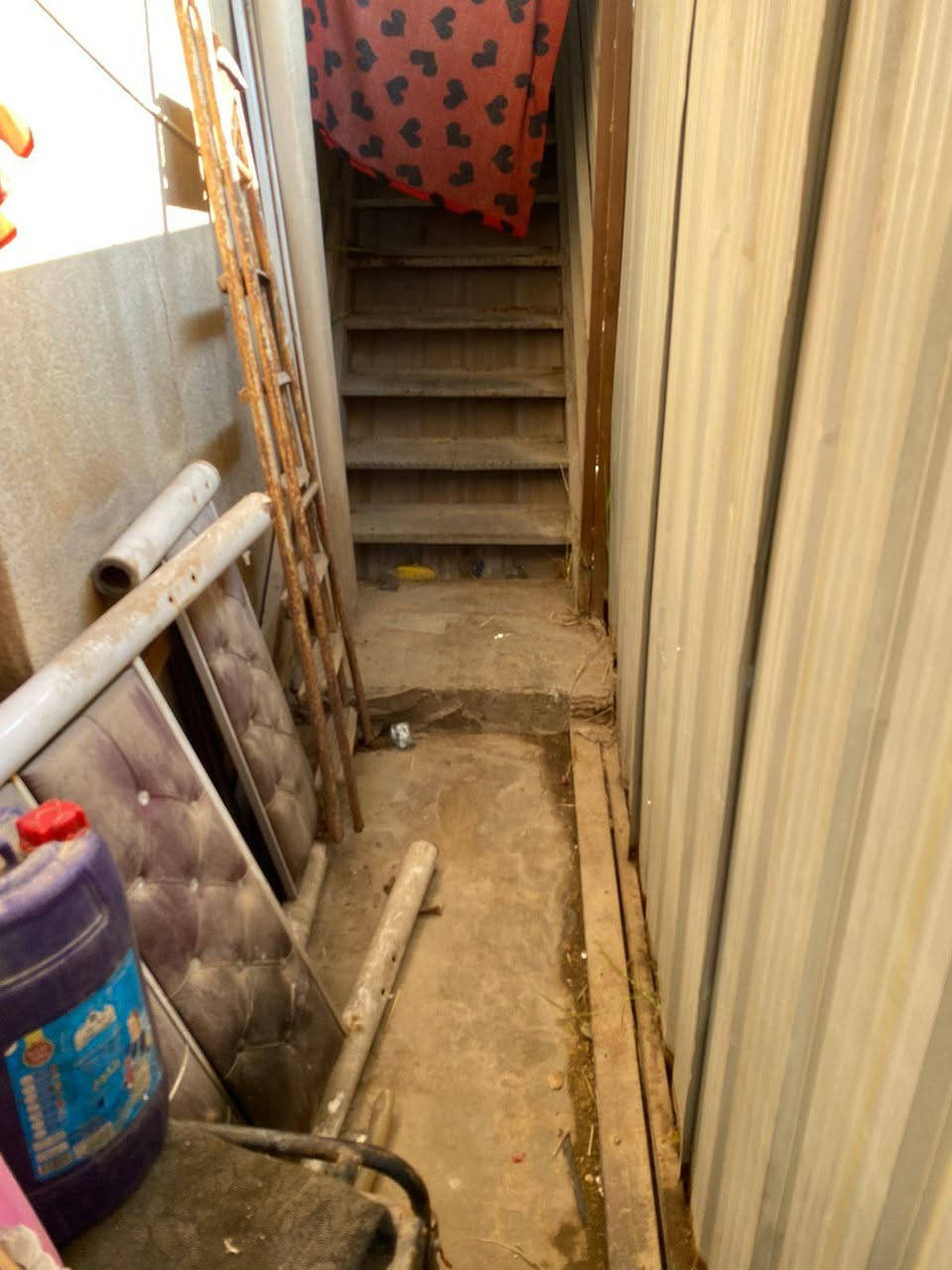 بيت حواسم للبيع متكون من مشتمل فوك يحتوي على غرفھ كبيرھ وحمام وارضي يحتوي ع غرفتين وحدھ كبيرھ وحدھ صغيرھ وحمام وھول ومطبخ عنوان شارع التجاري مقابيل الجنينھ السعر ٢٥ وبي مجال للشراي
