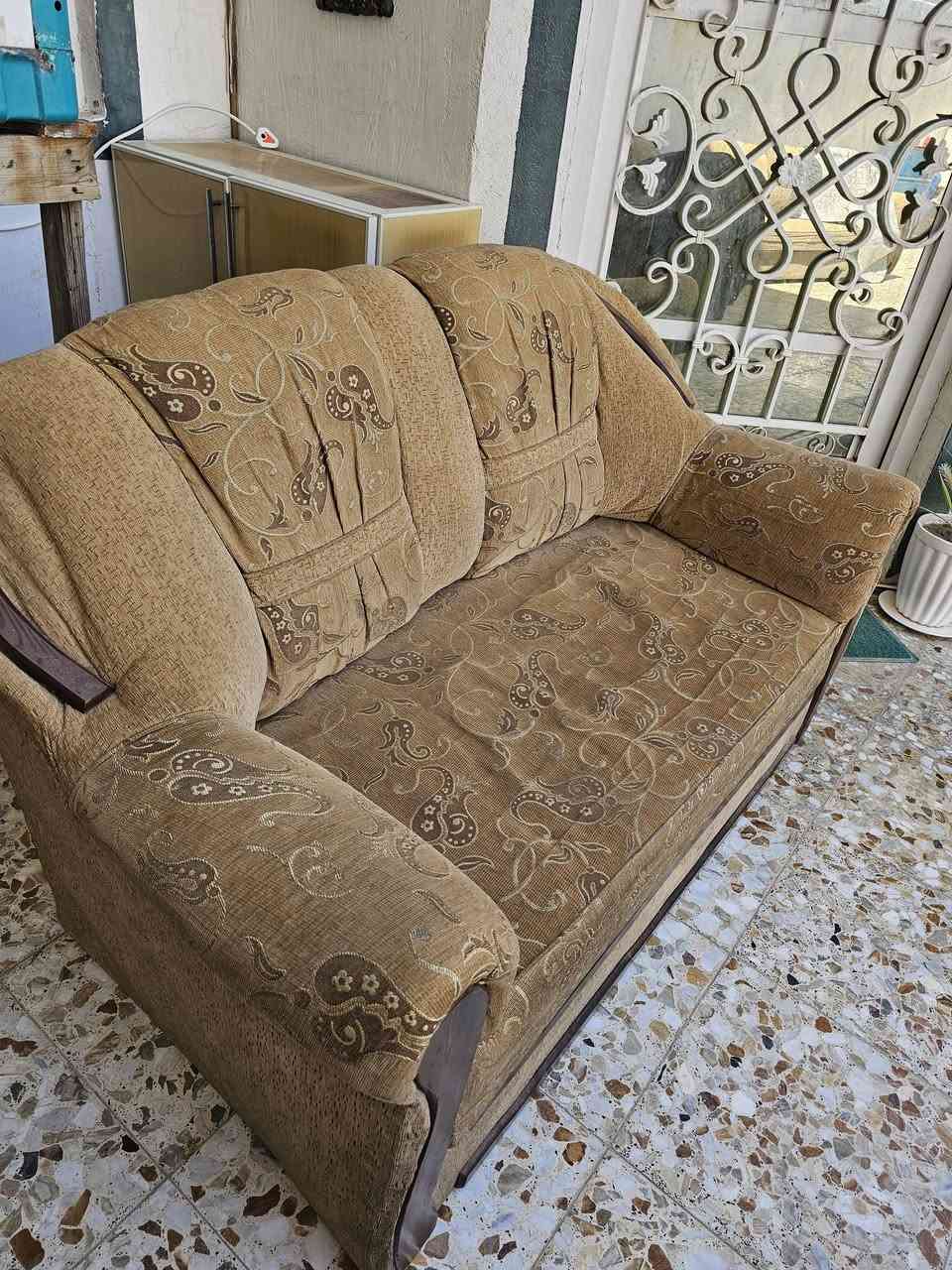 تخم 10 مقاعد 
ميز مرمر مع 6 كراسي 
ميز دائري مع 2  كراسي


**إذا كنت صاحب هذا الإعلان وتريد حذفه لأي سبب، رجاءا أرسل رسالة إلى الدعم الفني**