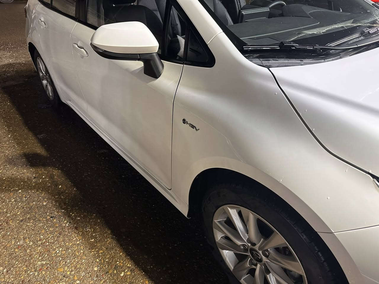 السلام عليكم كورلا هايبرد 2025 بغداد زيروا كلشي بيها بلاد وبعدة ممفتوح ماشية 2000 فقط فول مواصفات فتحة وبصمة وباقي مواصفات دوسات مالتها وغراضها بعدها ممفتوحات  السعر 155 مع مجال بسيط باسمنة موجود السيارة بًٍٍْــٍغداد   (*********** )
