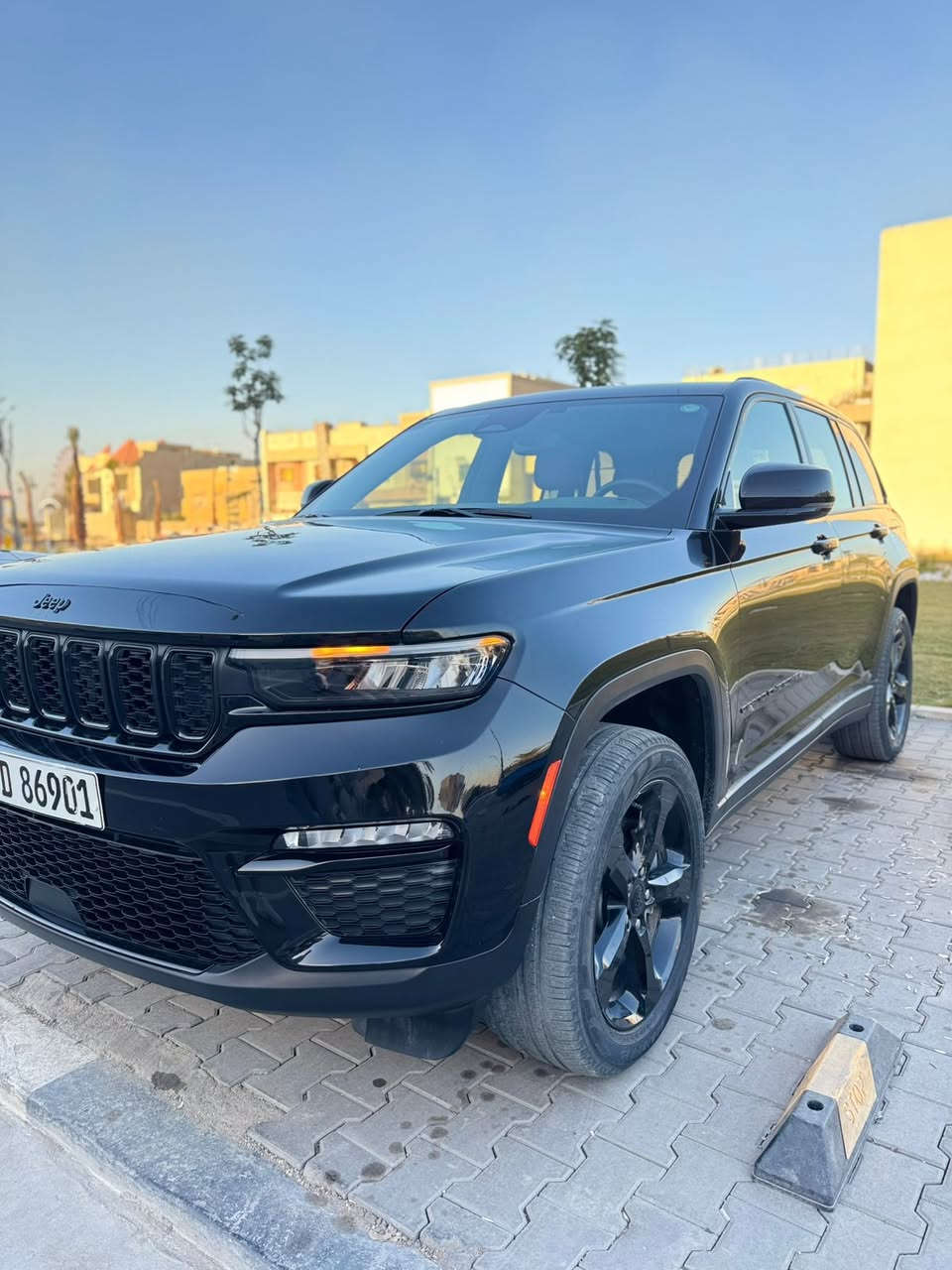 جيب كراند شيروكى Altitude black edition 4x4
الموديل: 2023 ( خليجي وكاله هارلم كفاله عامه )
العداد:  31 الف كيلو متر 
المحرك: 3.6 لتر 6 أسطوانات (V6)
القوة الحصانية: 293
عزم الدوران (نيوتن-م): 352
ناقل الحركة: اوتوماتيك 8 سرعات
الضمان 3 سنوات أو 60،000 كم (ايهما أولاً)

المواصفات : فول 1/1
داخل جلد احمر 
*نظام دفع رباعي 4X4 متطور
*فتحة سقف
*الصندوق كهربائي بخاصية البصمة
*ويل المنيوم قياس 20 انج
*شاشة التحكم الرئيسية لمس بنظام Uconnect 5 بقياس 10.1 انج مع نظام ملاحة
*شاشة القيادة الرقمية بقياس 10.25 انج
*رادار تفاعلي مع خاصية التوقف والانطلاق
*تحذير النقطة العمياء
*تحذير الخروج عن المسار
*نظام المحافظة على البقاء فى المسار
*خاصية المساعدة على التوجية فى التقاطعات لتفادى الحوادث
*حساسات امامية وخلفية
*كاميرات 360 للرؤية المحيطية
*المرآة الداخلية مزودة بشاشة لعرض الكاميرا الخلفية
*نظام مانع تصادم خلفى
*نظام القيادة شبه الذاتية
*مقصورة الركاب من الجلد الفاخر
*المقاعد الامامية ومدفئة
*المقاعد الخلفية مدفأة
*مقعد السائق والراكب كهربائي
*مقعد السائق ذاكرة
*نظام ابل كار بلاى و اندرويد اوتو لاسلكي
*نظام صوتي فاخر 9 سماعات من ALPINE
*دخول ذكي (بصمة)
*نظام التشغيل عن بُعد
*مصابيح أمامية أوتوماتيكية مع مصابيح نهارية وكشافات ضباب LED
*نظام التحكم التلقائي في الضوء العالى
*دواسات جانبية
*ماسحات زجاج أمامي حساسة للمطر
*شاحن هاتف لاسلكي
*انماط قيادة متعددة رياضية وللطرق الوعرة
*وسائد هوائية أمامية متعددة المراحل ووسائد هوائية جانبية ووسائد هوائية أمامية/خلفية.
*نظام التحكم الإلكتروني بالثبات.

عليه تغليف حماية Ppf اوراكول ضمان 10 سنوات حقيقي 💯✅

مكفوله كفاله عامه 
مكان السياره : البصره دور الضباط 

السعر : 425 ورقه وبيه مجال للشراي
الاستفسار فقط اتصال والواتساب👇🏻***********

رابط الواتساب المباشر لصاحب سياره 👇🏻♻️✅
https://wa.me/9647806188298
