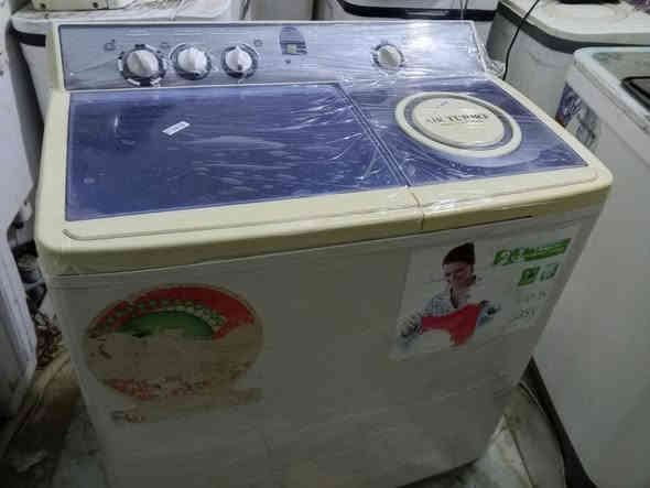 غساله نوع فرش غساله راقيه جدا استخدام قليل حته كتلوك بيها الادوات الاحتياطيه مالتها موجوده حجمها 20 كيلو فول اتو مواطير نحاس 
#السعر 100 
# محل سيد احمد جوار المستشفى مقابيل الزراعة
***********
