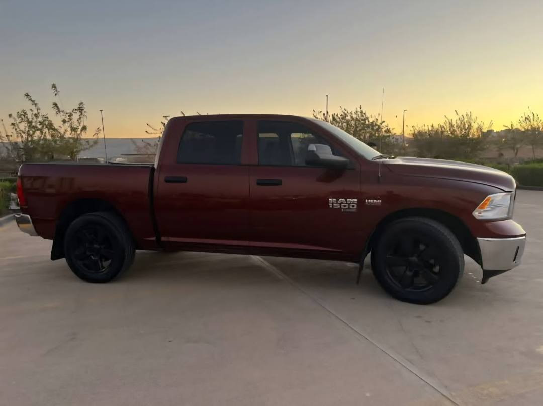 السلام عليكم
رام 2023 كلاسك 
باب طويل بدي قصير المرغوب 
محرك ٨ سلندر 5700  وفور ويل درايف 
4x4
السيارة بدون ايرباك وبدون دواخل  جميع الايرباكات سليمة
حادثها خارجي
تبديل ٣ قطع بلادي 
بجم كبس وشاصي مكفول وبدون دواخل السيارة
السيارة دخول جديد
مرقم سليمانية وكاملة مكملة
تحويل وكاله حاضر 
السعر  24,000 وبيها مجال 
للاستفسار اكثر 
*********** واتس اب
مكان السيارة في بغداد بغداد, العراق
