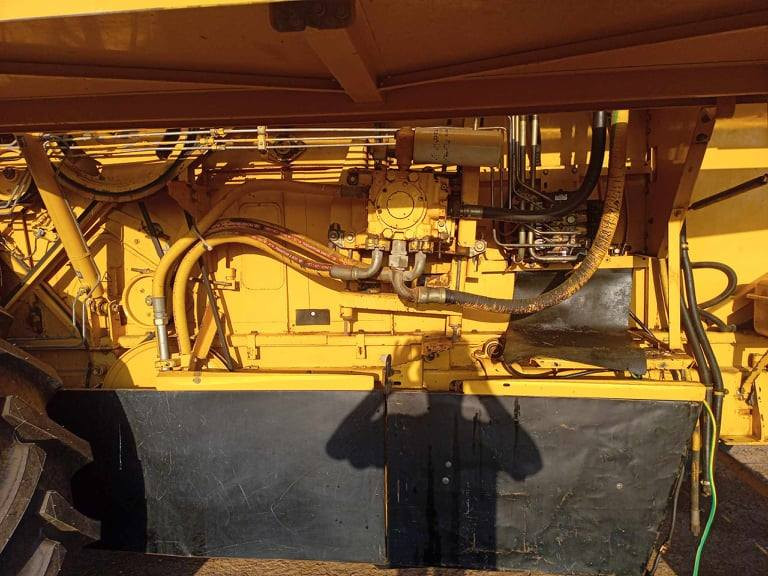 حاصدة لبيع موديل 2000  مكينة منفيز مشتغلة موسمين  مكينة مكفولة طبلة 15   السعر 68  مكان واسط عزيزية الستفسار التصال على رقم ***********
