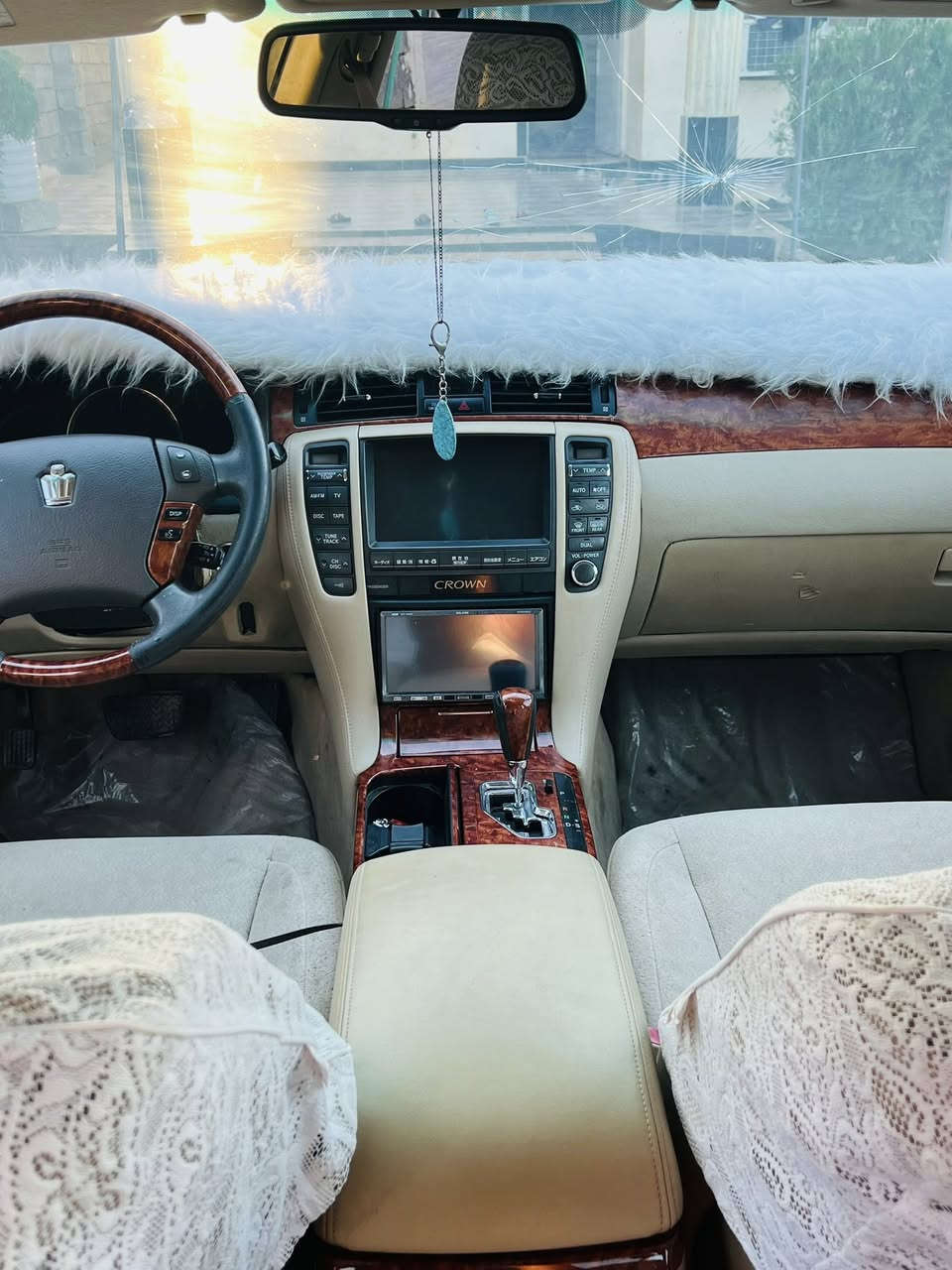 السلام عليكم كراون شاهينه للبيع رقم شمالي تحولي ثانيه يوم موديل 2005السياره بيه صبغ جاملغ خليفي والثاني بيه شويه يم البك لايت شاصي 80 عليه مكينه 3000 المرغوب تفاصيل اكثر اتصل عل رقم *********** والسعر 150 وقابل للتفاوض
