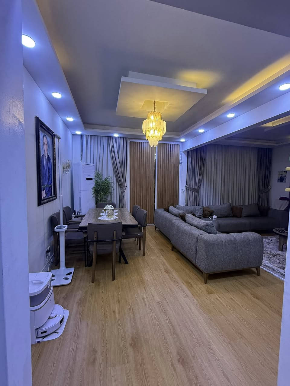 السلام عليكم شقة للبيع بالمجمع الالماني من الشقق الكبيرة مساحة 154  تحتوي  3 غرف وحمامين وصالة ومطبخ 
للاستفسار عن السعر تواصل على الارقام 
***********
***********
