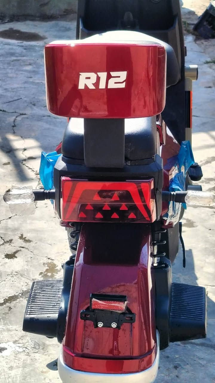 السلام عليكم # مكلف بالنشر يوجد دراجه كهربائية نوع R12 موديل 2026 مواصفات فول بطاريات شرط تابرات جددد
دراجه جديده ومرتبه 
السعر 600 استفسار اكثر الاتصال ***********
