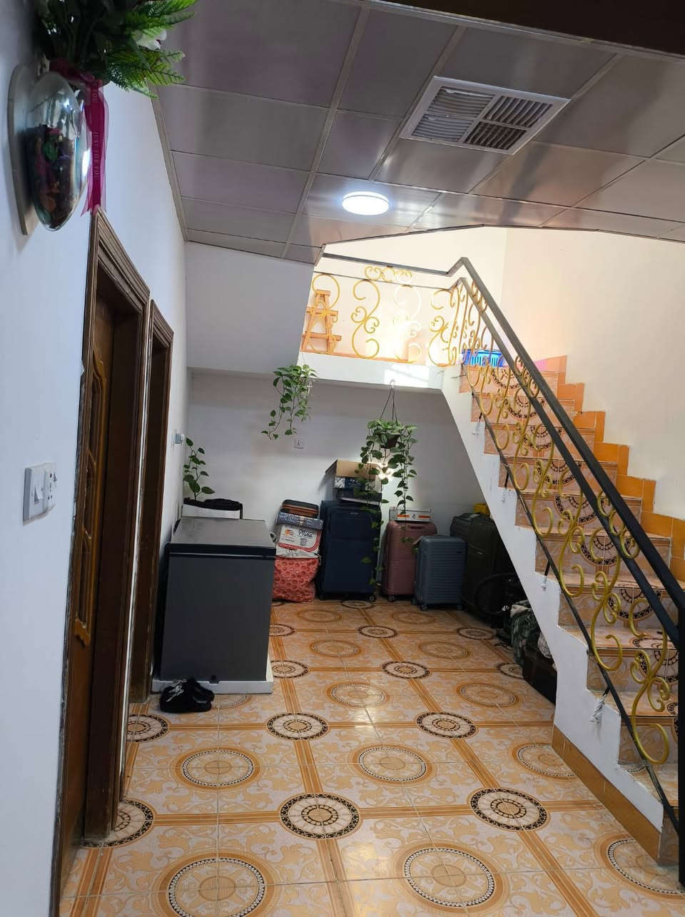 دار للبيع طابو ملك صرف
مساحة متر واجه 10
الموقع كركوك ال 55 خلف اقصى مول وقرب جامع المحمدي 

الدار طابق واحد يحتوي على 
گراج سيارة واستقبال ومطبخ وصاله كبيرة 
وغرفتين منام وصحيات داخلي وخارجي

سنة البناء 2015 - عرض الشارع 10 متر

💵السعر 130 💵مع مجال المعاملة مع صاحب العقار مباشر 

 1- التعامل يكون مع صاحب العقار الشرعي
2- المكتب  وسيط بين الطرفين ولحفظ الأجراءات  القانونية والتأكد من صحة العقار قبل تسليم اي مبلغ بأشراف قانوني 
——————
3- الرقم الخاص بالمكتب للأتصال ***********
—————
4-موقع   المكتب كركوك حي الواسطي 
سايدين العمارة الخضره مقابل شقق الغاز               ومجاور دكتورة سلوى البياتي 
 🏦مكتب سُلطان العقار 🏦 
 بأدراة أستاذ سيف 
 للأتصال ***********
✅نستقبل جميع عروضاتكم السكنيه والتجاريه في كركوك 💯والترويج لها عبر الصفحه الخاصة بالمكتب
للأستثمار والتطوير العقاري  معنا نحو الأفضل المكتب مجاز من غرفة تجارة ونتعامل بأشراف قانوني
