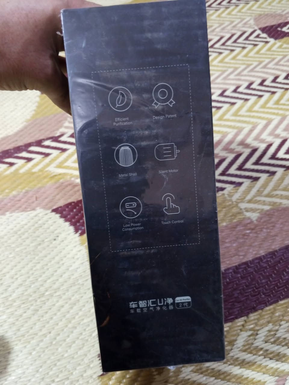 جهاز تنقية هواء ذكي مخصص للسيارات (Car Air Purifier).الجهاز الإصدار الثاني (2代) من سلسلة Neekin AirEco V1 (المعروفة أيضاً بالتعاون مع شركة Nillkin).أبرز مواصفات ومميزات الجهاز:تقنية التنقية الحيوية AOP-KF: يعتمد على مادة تنقية متطورة وبراءة اختراع لتفكيك الغازات السامة والمواد الضارة مثل الفورمالدهيد بفاعلية عالية.تصميم بزاوية 360 درجة: يتيح سحب الهواء الملوث من جميع الجهات المحيطة به وتدويره بكفاءة داخل مقصورة السيارة.محرك صامت وعالي الأداء: يعمل بمحرك تيار مستمر (DC Brushless Motor) يضمن تدفقاً قوياً للهواء مع استهلاك منخفض جداً للطاقة وضوضاء شبه معدومة.ميزة نشر العطور: يحتوي على موزع مدمج يتيح لك إضافة الزيوت العطرية المفضلة لديك لتعطير السيارة أثناء تنقية الهواء.
السعر 12000


**إذا كنت صاحب هذا الإعلان وتريد حذفه لأي سبب، رجاءا أرسل رسالة إلى الدعم الفني**