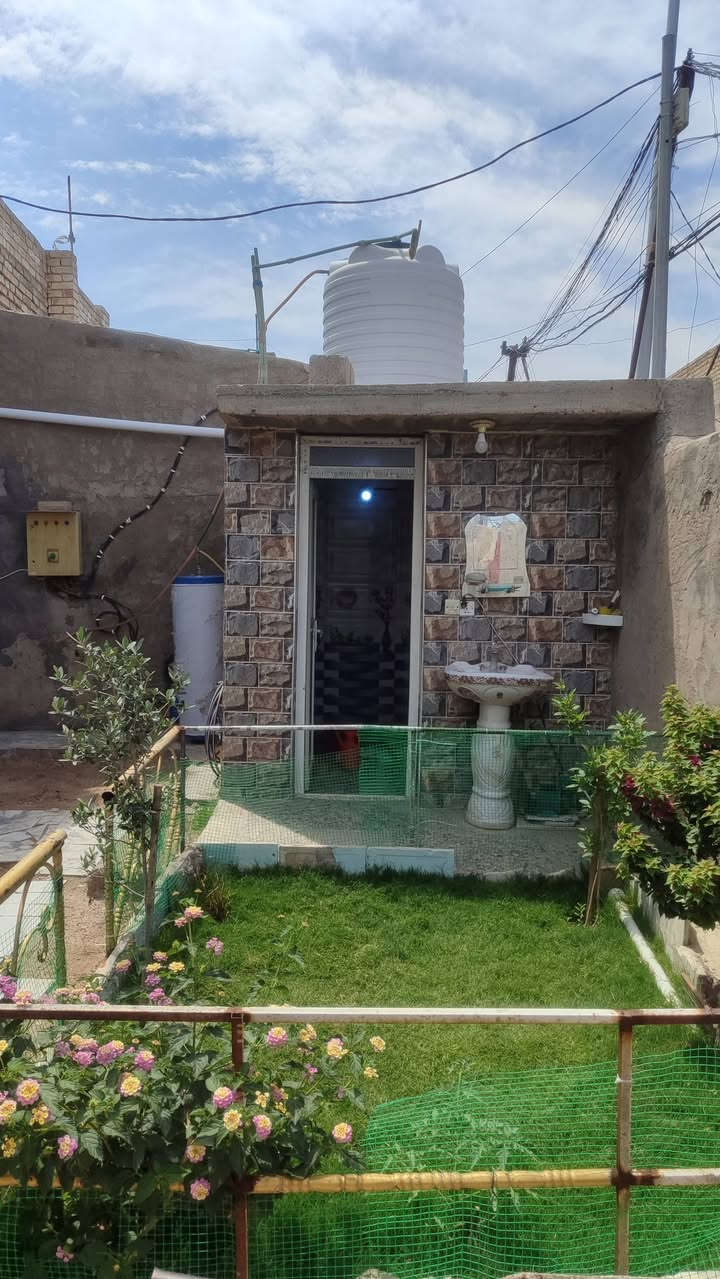 دار للبيع المساحة ٢٠٠ متر البناء طابوق صب مسلح يحتوي على ٢غرف نوم مع صحيات داخلية وخارجية و ٢منور ومطبخ وصالة كبيرة وإستقبال مثل ماموضح في الصور العنوان النهروان الدوانم مقابل صورة السيد الصدر  خلف جامع الصرخية للإستفسار أكثر مراسلة الصفحة او الاتصال على الرقم *********** ..
