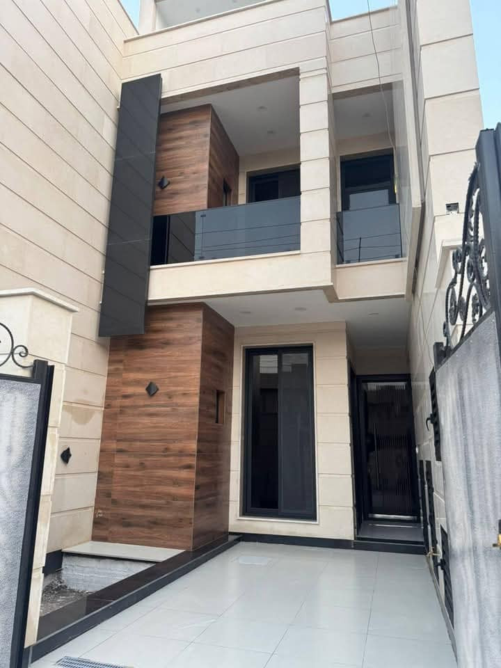 دار للبيع
المساحه ١٥٠متر
الابعاد ٥في ٣٠ متر
الموقع البنوك التربيه خلف شارع النداوي
يحتوي على
٤غرف نوم سويتات
استقبال ومطبخ حار بارد وصاله كبيره
كراج سياره
واجه مرمر ارضيات مرمر
بناءحديث درجه اولى
بناء ٢٠٢٦ غيرمسكون
للإستفسار الاتصال
*********** ***********سيدنعيم متوفر واتساب
شركه كل العرب للتسويق العقاري
شركه للاستثمار العقارات والمقاولات
البنوك شارع الكنيسه مجاور روضه البنوك مقابل ثانوية الكفاءات الاهليه توجد عروض أخرى
