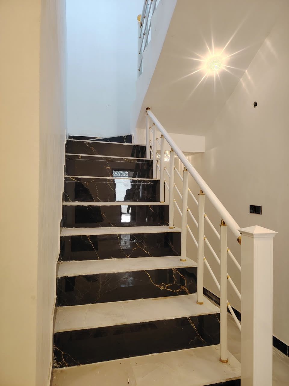 بيت زراعي كافه الخدمات المساحه 150متر استقبال صاله غرفتين نوم صحيات خارجيه وداخليه مطبخ يبعد عن التبليط ثاني بيت بيت جديد محد ساكن بي بيومك تكدر تنتقل بي للستفسار أكثر ***********
البناء طابوق صب كونكريت شارع منطقه صفيدين
ع الخاص ممتواجد مكلف ب النشر
