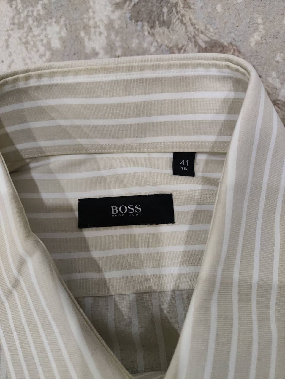 HUGO BOSS ✅✅ 
باله اوريجنال 💯💯 
النظافة 💯💯 
41 قياس اوربي 
L يعادل القياس 
60cm عرض الصدر 
78cm الطول 
يتوفر توصيل لجميع محافظات العراق 🚙


**إذا كنت صاحب هذا الإعلان وتريد حذفه لأي سبب، رجاءا أرسل رسالة إلى الدعم الفني**