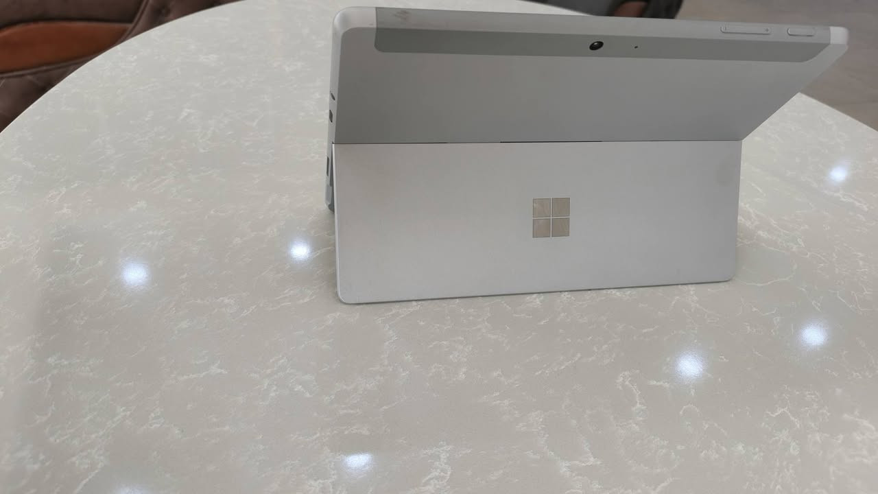 Microsoft Surface Go 3 (Core i3) -  100% نظيف
للبيع جهاز سيرفس (الإصدار الأحدث والأقوى بمعالج i3)، الجهاز "نظيف جداً" ومثالي للدراسة، العمل المكتبي، أو تصفح الإنترنت لصغر حجمه وخفة وزنه.

​المواصفات:
​المعالج:  Intel Core i3 10100Y (الجيل العاشر).
​الرام: 8 جيجا.
​الهارد: 128 جيجا SSD.
​الشاشة: لمس بدقة عالية جداً.
​الملحقات: يأتي مع الكيبورد الأصلي (Type Cover).
​البطارية: بحالة ممتازة وتصمد لساعات طويلة.
​السعر: 450 الف 
متوفر توصيل مجاني لجميع المحافظات 
واتساب (***********)
