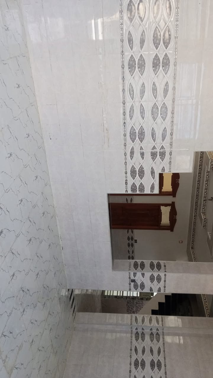 للبيع 🏠  بيت المساحة 200م
يحتوي 2 غرف ومطبخ  وصالة وأستقبال 8*4 
صحيات 2 
الموقع 📌 شارع الصب عمود 314 مقابل ملحق قرية الغدير
المساحه 200 م ركن شارعه 20م
السعر 75 وبي مجال  
للتواصل *********** 
***********
