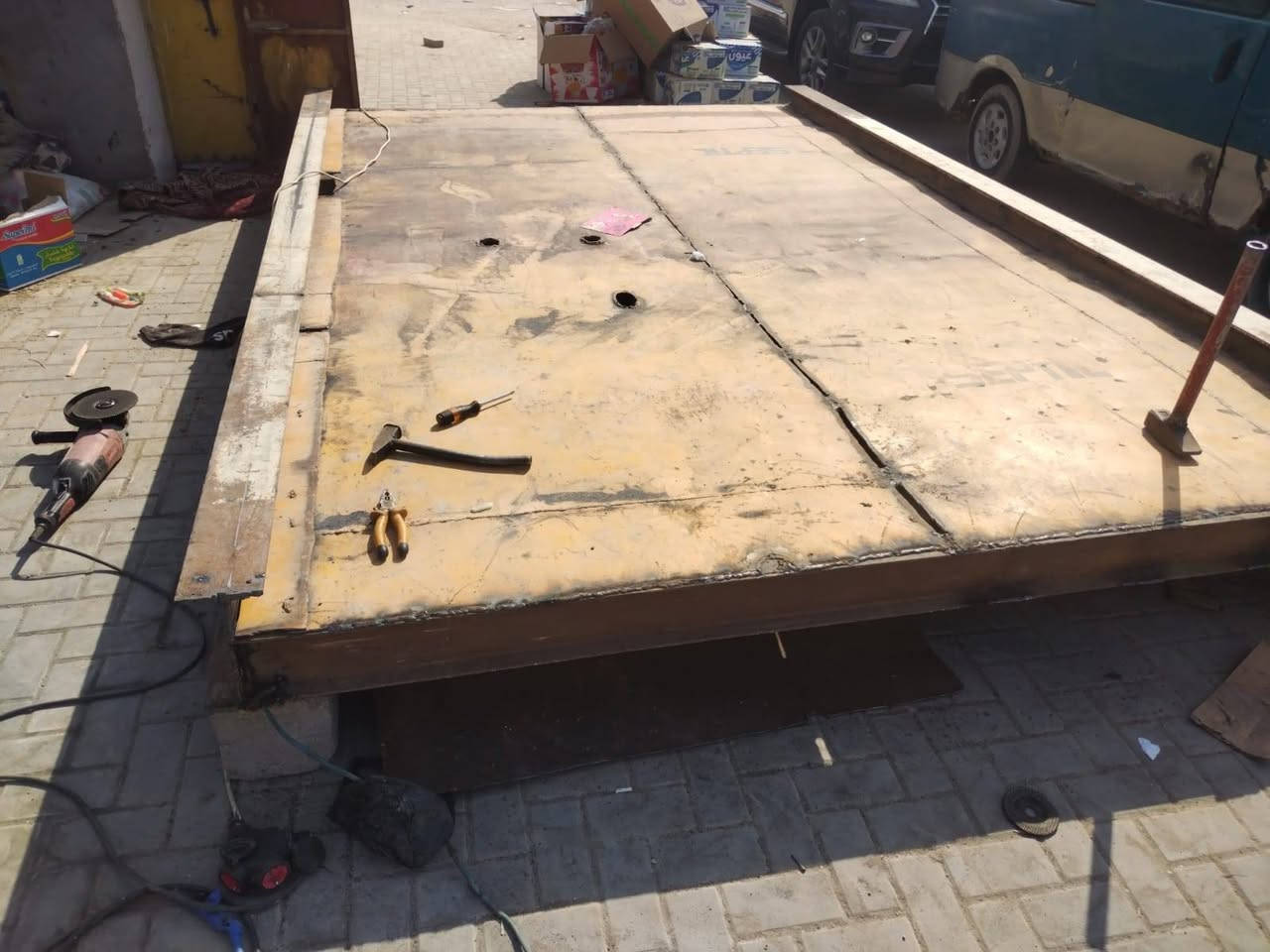 سلام عليكم كبان للبيع اربعه متر كامل وياه حساسات لحساس ٣٠ طن  وكرفان 2في 2 العنوان البصره هاذه رقم صاحب الكبان ***********
