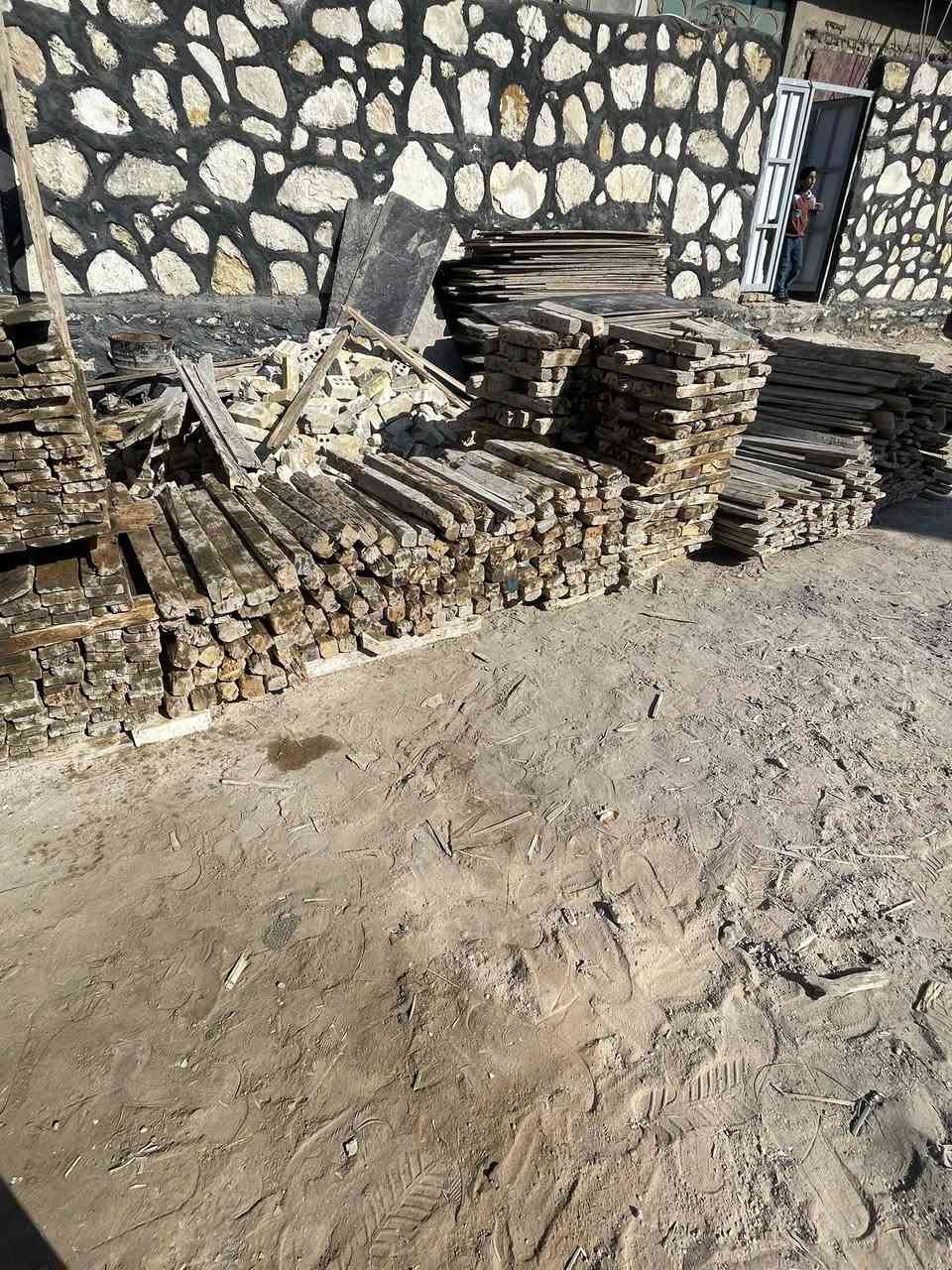 قالب خشب للبيع يدك 200متر المكان حله بسعر مناسب ***********
