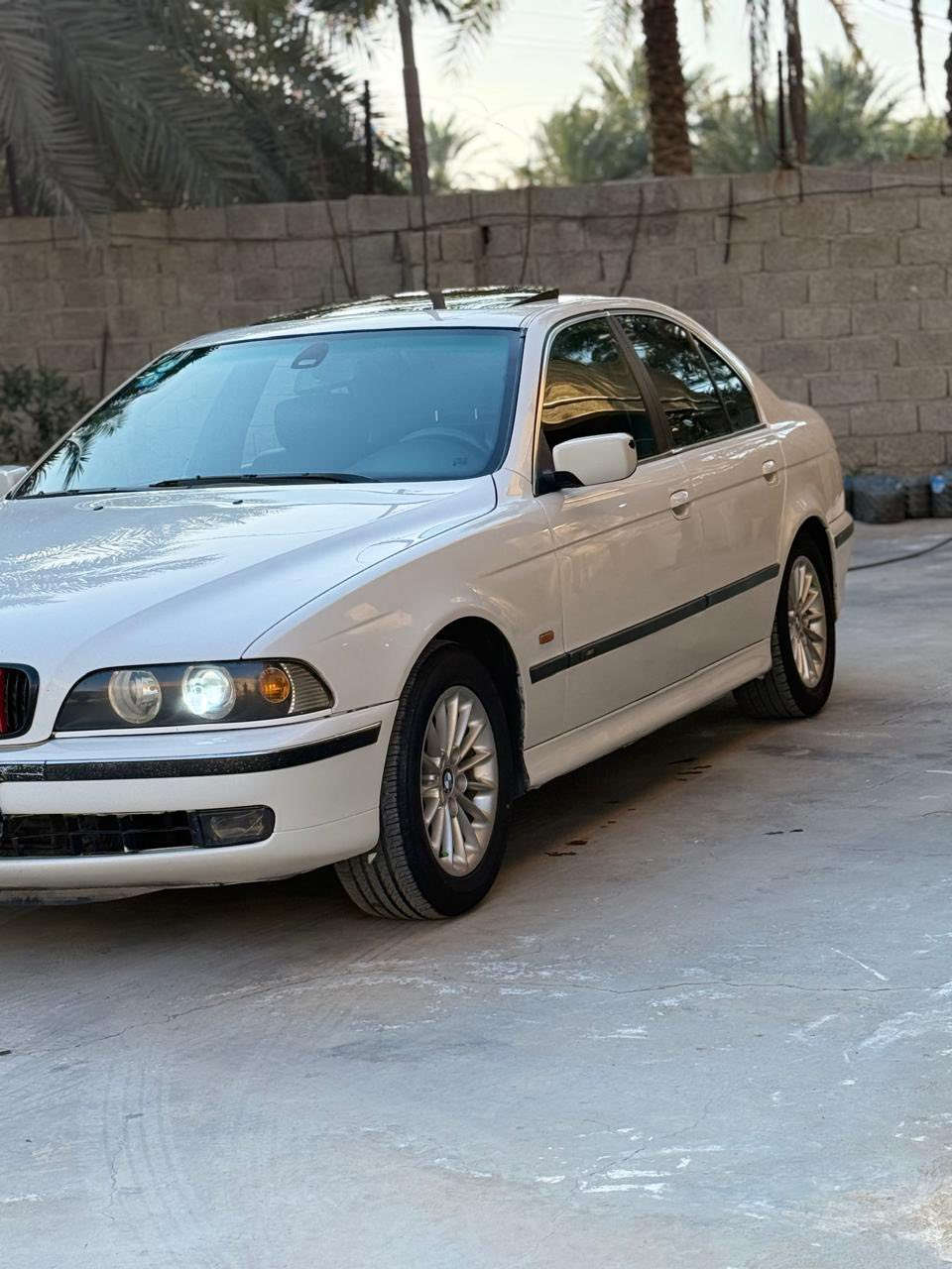 السلام عليكم...
للبيع BMW 
موديل 1998
لون ابيض 
رقم بغداد جديد هزه جديده 
فتحه سقف طكتين شاشه وكامره خلفيه 
خزن ميموري كراسي كهرباء 
عدسات اللايت الامامي زنون + متحركه 
السياره مال جناي مكفوله من الضربه  وجديده جداً 
مكينه حاويه جديده 
شرط التحويل بأسم المشتري 

السعر ب96 وبيهة مجال 

***********
