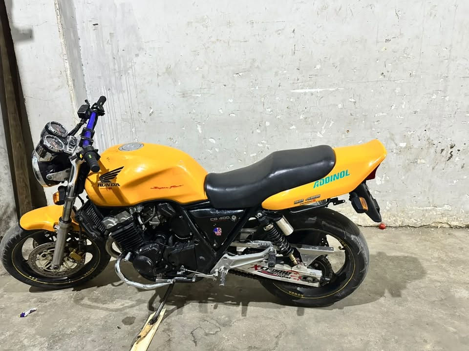 cb 400
مكفوله كير ومكينه وكهربائيات دراجه كامله تجي تنگر سلف وتطلع شرط اذا مو الواحد مالتها 70لاتاخذها 14وبيها مجال
***********
