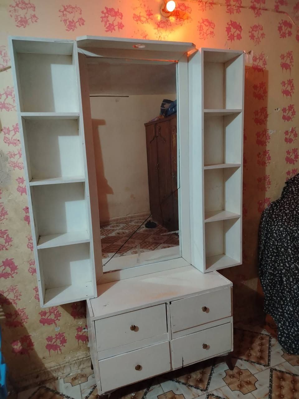 متاح ميز مرايه نضيف حجم كبير يحتوي عل مجرات عدد ٤ رفوف عدد ٨ مرايه فقط الكسر الواضح بل صوره سعر خاص او اتصال ***********
