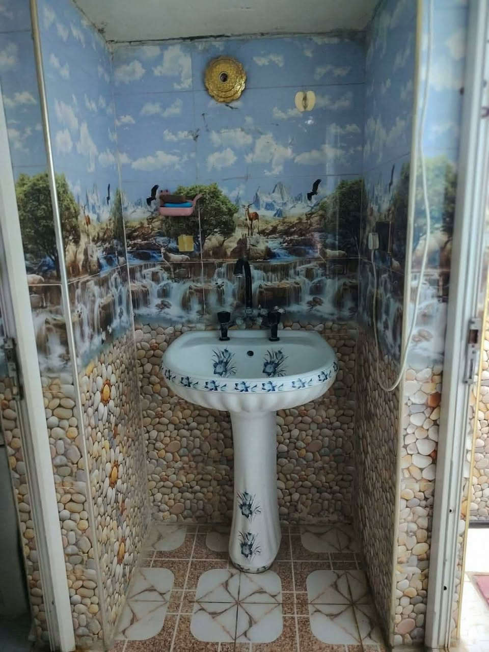 ​🏡 بيت حديث للبيع - الحلة (حي البكرلي الرابعة) 🤨
بيت مميز، نظيف جداً، وبناء حديث متكامل الخدمات، 

​📌 تفاصيل العقار الأساسية:

​المساحة: 200 متر مربع.

​النوع: صلاح زراعي (مضمون: مرفوع اسمه للبلدية عن طريق مؤسسة الشهداء).

​الحالة: بناء حديث، البيت كلش حلو، نظيف، ومرتب جداً.

​🧱 التصميم الداخلي (تقسيم الغرف):

​الطابق الأول: استقبال + صالة واسعة + مطبخ + غرفتين نوم + الملحقات الصحية.

​الطابق الثاني: غرفة نوم + صالة.

​⚡ الخدمات والموقع:

​الخدمات الأساسية: ماء + كهرباء مستمرة + شبكة مجاري متكاملة.

​الخدمات الإضافية: خط مولد ذهبي.

​الشارع: القرب من التبليط مسافة 6 أمتار فقط.

​💰 السعر وطريقة التواصل:

​السعر: 49 مليون دينار عراقي (وبي مجال قليل للشراي الطيب).

​المكان: بابل - الحلة - حي البكرلي الرابعة.

​📞 للاستفسار ومعاينة البيت:

​للمزيد من التفاصيل والاتصال المباشر (أو المراسلة عبر الواتساب):

👉 ***********

​ملاحظة: يرجى الاتصال هاتفياً أو عبر الواتساب لسرعة الرد.

