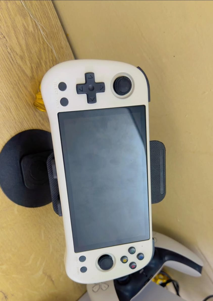 السلام عليكم 
جهاز محمول جدا عملي وميصرف شحن بي العاب وخانات معبة خير من الله بي رام عدد2 
والجهاز جديد بس فتحته شفت الالعاب البي وفحصته جدا حلو وعملي العابه اتاري وسيگا وبلي ستيشن 2 وممكن زياده العاب واختيارات العاب احدث مع كارتونه وشاحن كامل


**إذا كنت صاحب هذا الإعلان وتريد حذفه لأي سبب، رجاءا أرسل رسالة إلى الدعم الفني**