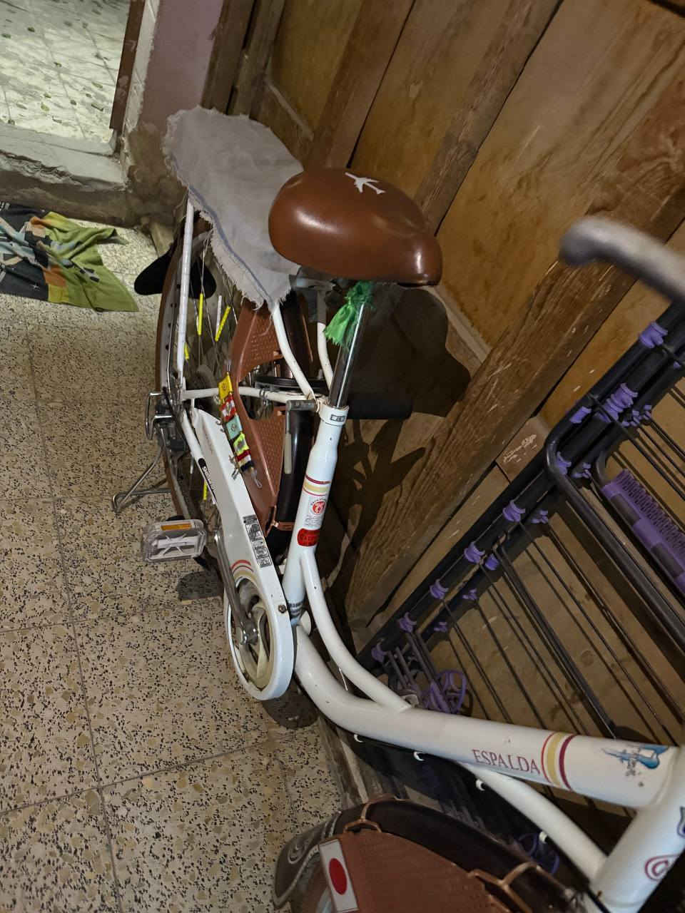 سلام عليكم باسكل للبيع مال رنبه نضيف لون ابيض تايرات ابلاديه جاملاغات ابلاديه موديل حديث بعده حجم٢٦ابو الكير ٦نمر حساس امامي لايت حساس فول نظافه شوفت عينك باسكل كامل مكمل مابي اي نقص الي يفيده يتصل على هذا الرقم***********مكاني بغداد الرصافه
